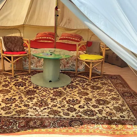 Bell Tent One Of Three To Rent Fully Equipped Private Equipped Kitchen Tents Too Lüks kamp alanı Saint-Michel-de-Montjoie